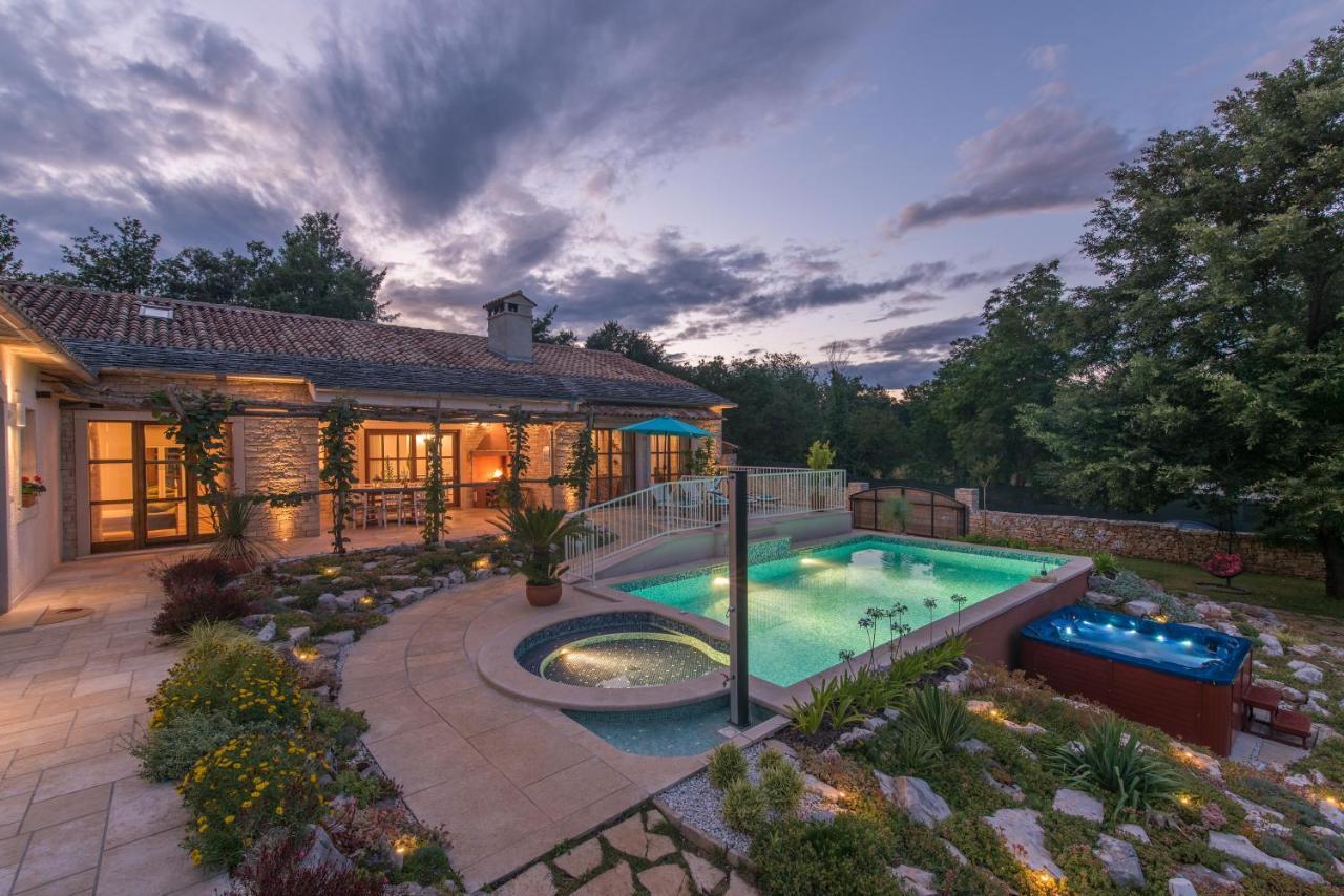 Family Villa Lipica with private pool&jacuzzi Pazin Esterno foto