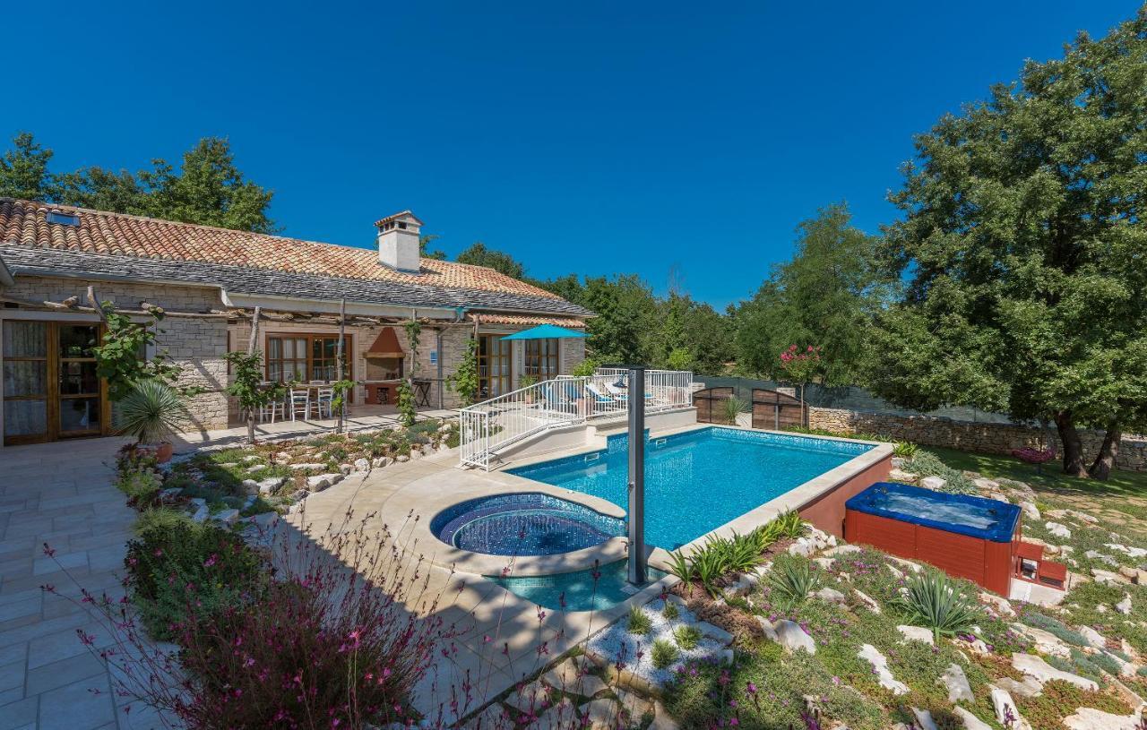 Family Villa Lipica with private pool&jacuzzi Pazin Esterno foto