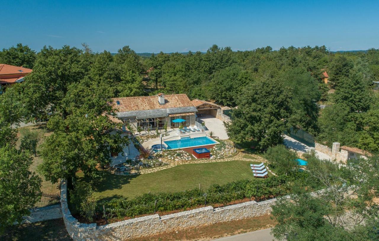 Family Villa Lipica with private pool&jacuzzi Pazin Esterno foto