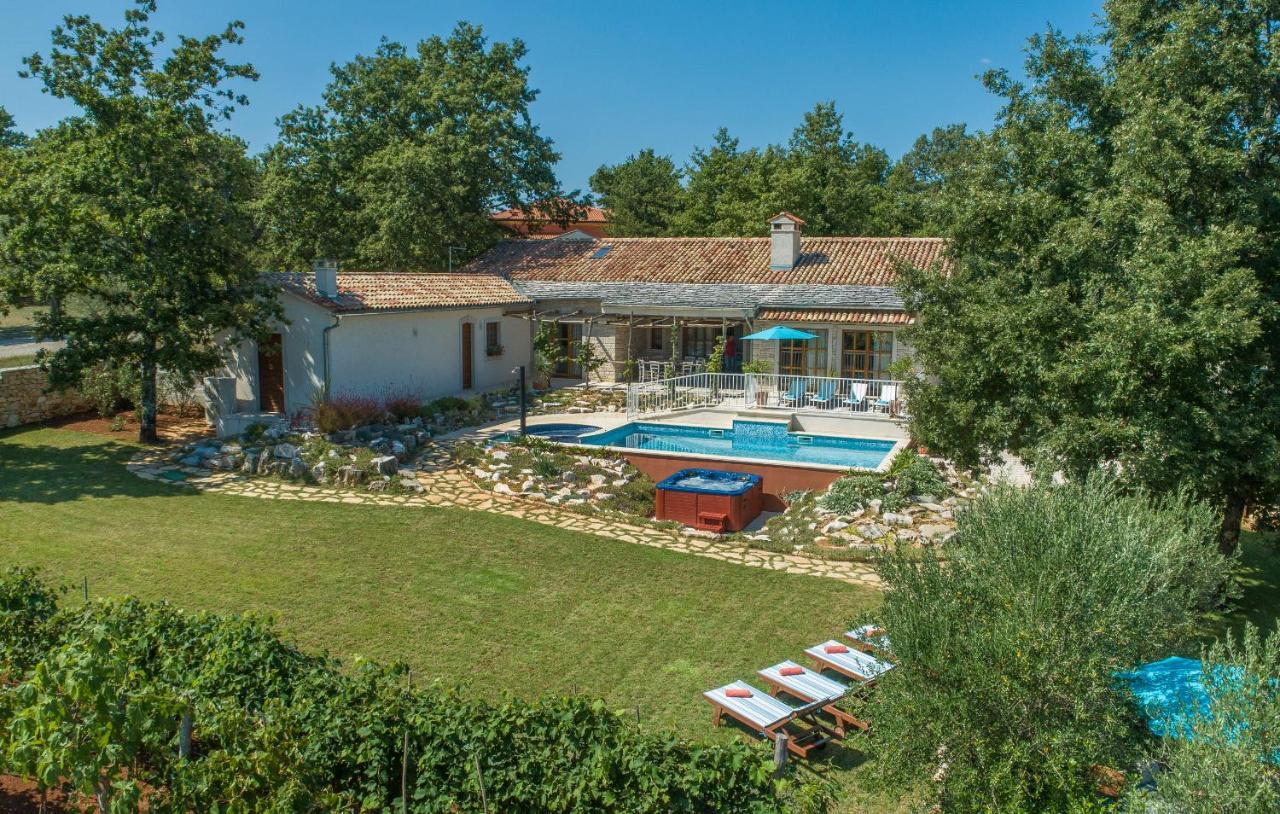 Family Villa Lipica with private pool&jacuzzi Pazin Esterno foto