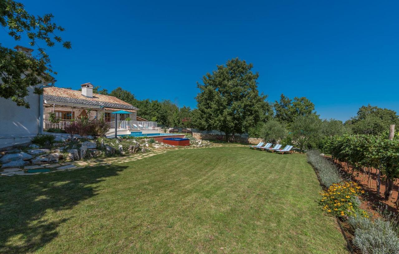 Family Villa Lipica with private pool&jacuzzi Pazin Esterno foto