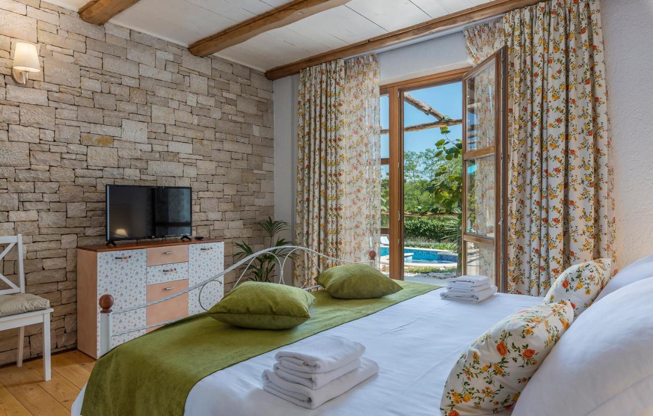 Family Villa Lipica with private pool&jacuzzi Pazin Esterno foto