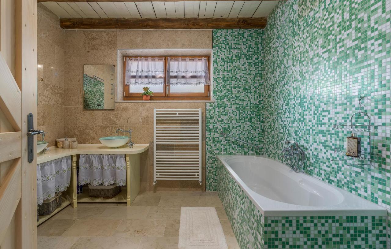 Family Villa Lipica with private pool&jacuzzi Pazin Esterno foto